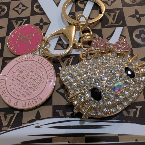 Louis Vuitton Trunks & Bags Charms (2) - Picture 7 of 8